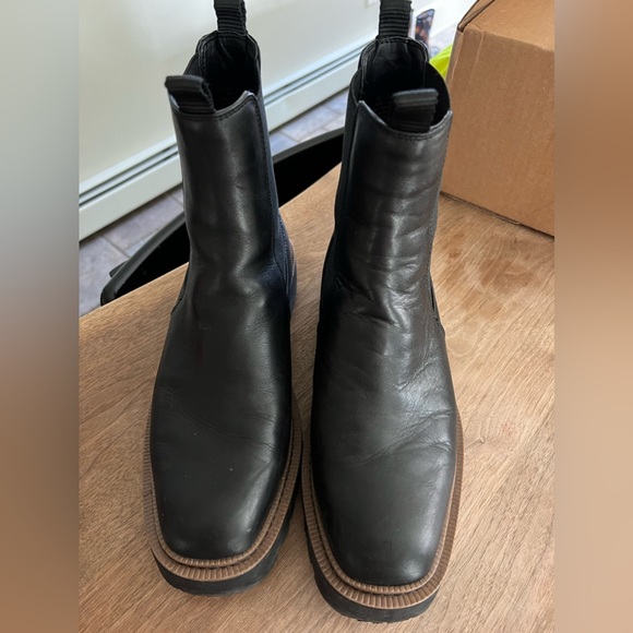 Sam Edelman Chelsea Boot - Picture 2 of 14